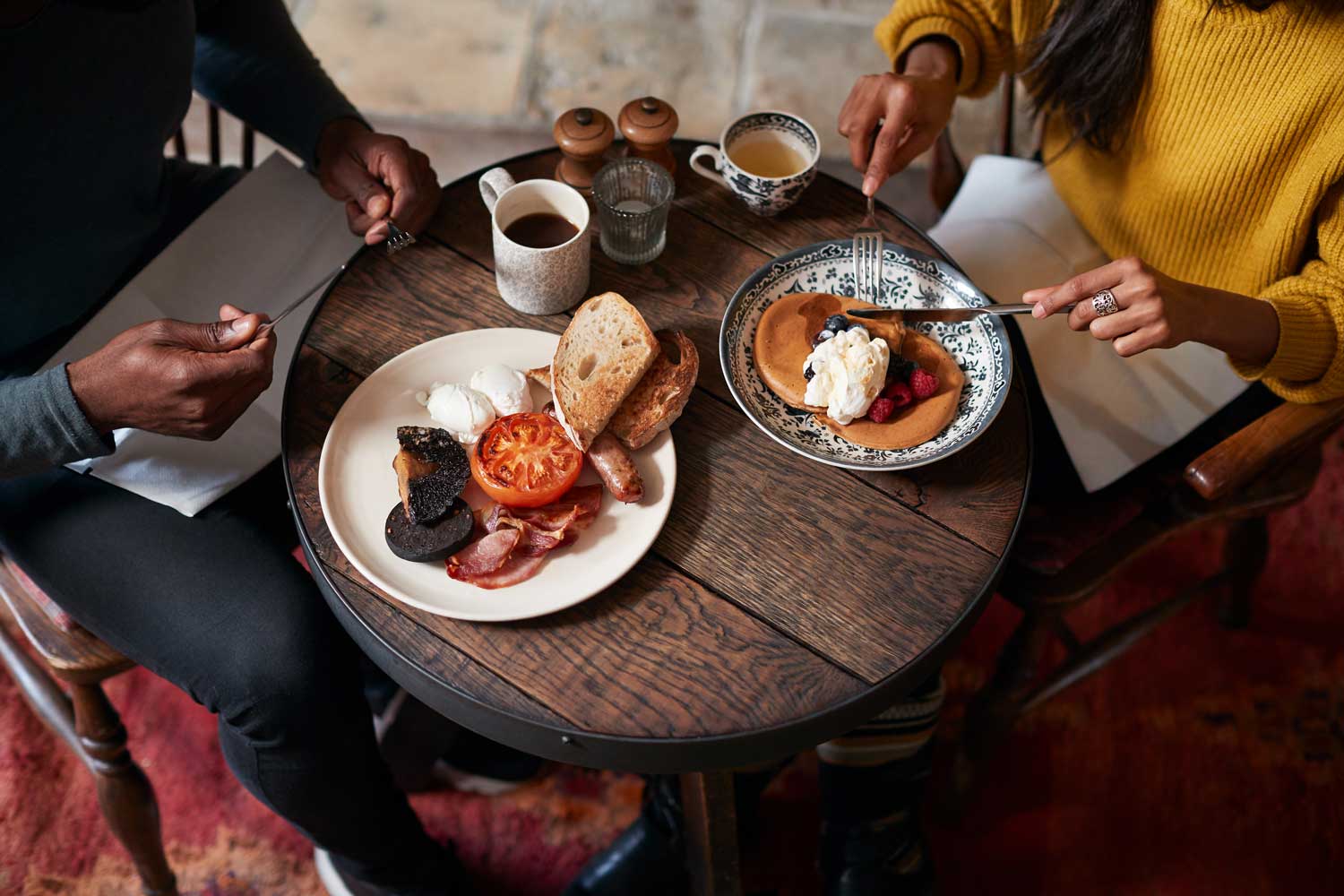 close-up-of-couple-at-table-in-traditional-english-U9Z8YSJ